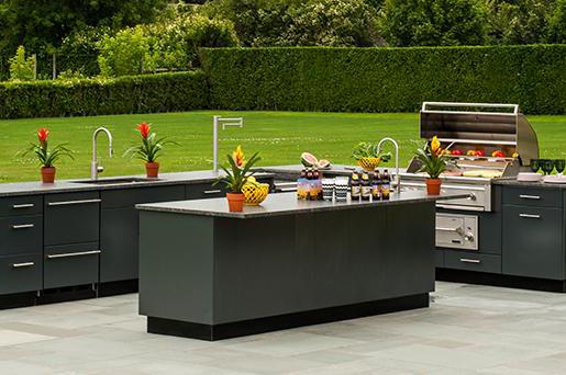 MODERN OUTDOOR KITCHEN
